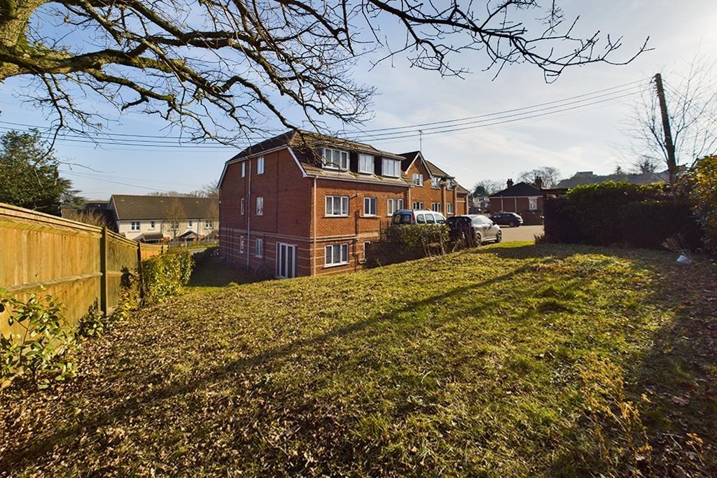 Sundays Hill Court, Hedge End Available Now 2 bed apartment £850