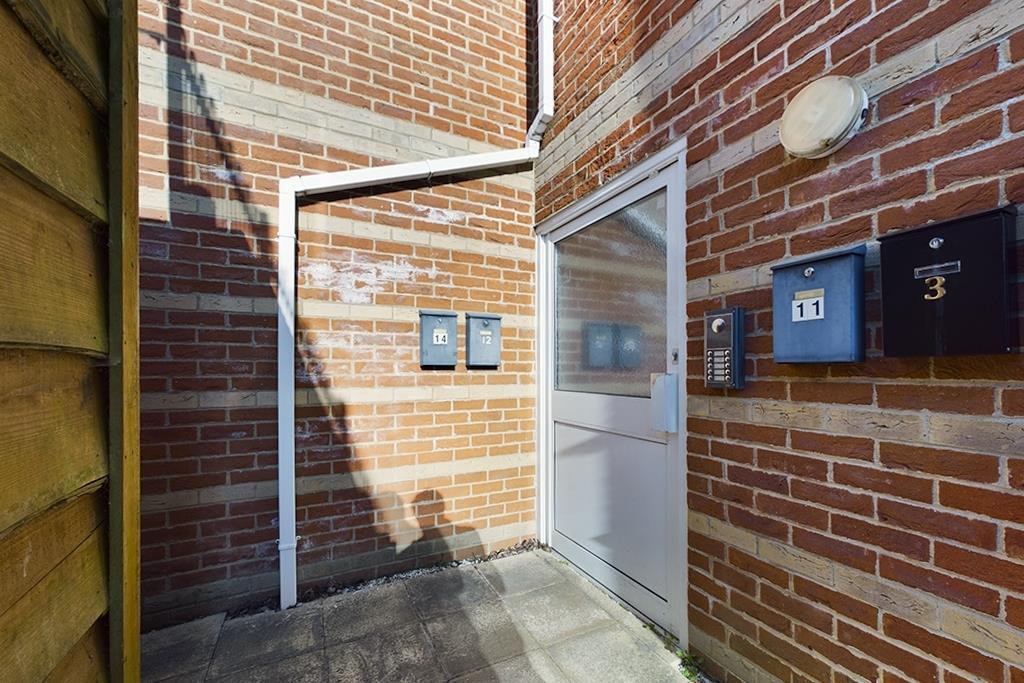Sundays Hill Court, Hedge End Available Now 2 bed apartment £850 pcm (£196 pw)