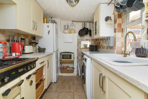 147 Faversham Road, Kennington, Ashford, TN24 9AE