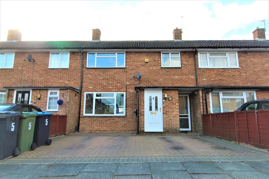 Woodfarm Road, Hemel Hempstead... 3 bed terraced house to rent £1,900