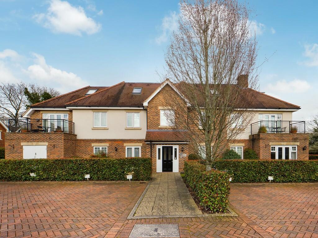 Bisham House, Woodside Gardens... 2 bed flat £1,500 pcm (£346 pw)