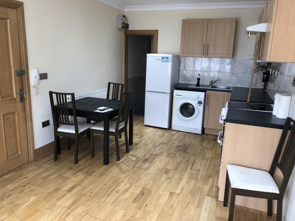Wembley, HA9 1 bed flat £1,400 pcm (£323 pw)
