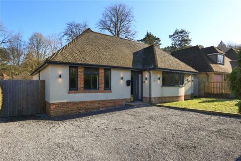 3 bedroom bungalow for sale - Vale Close, Lower Bourne, Farnham, Surrey, GU10