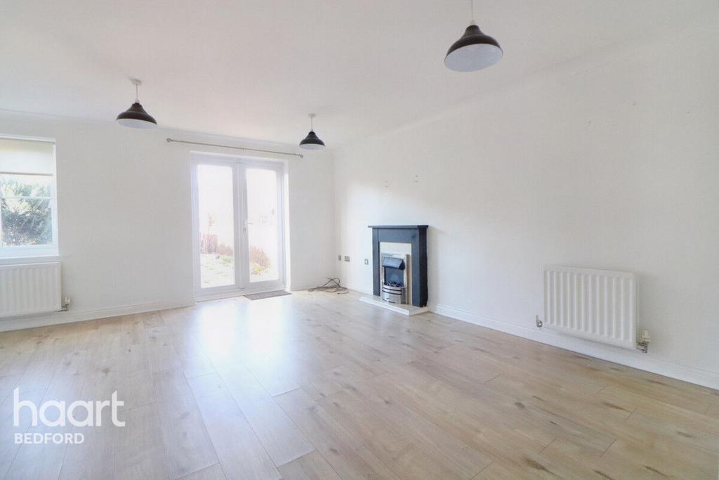 Crowe Road, Bedford 4 bed terraced house £330,000