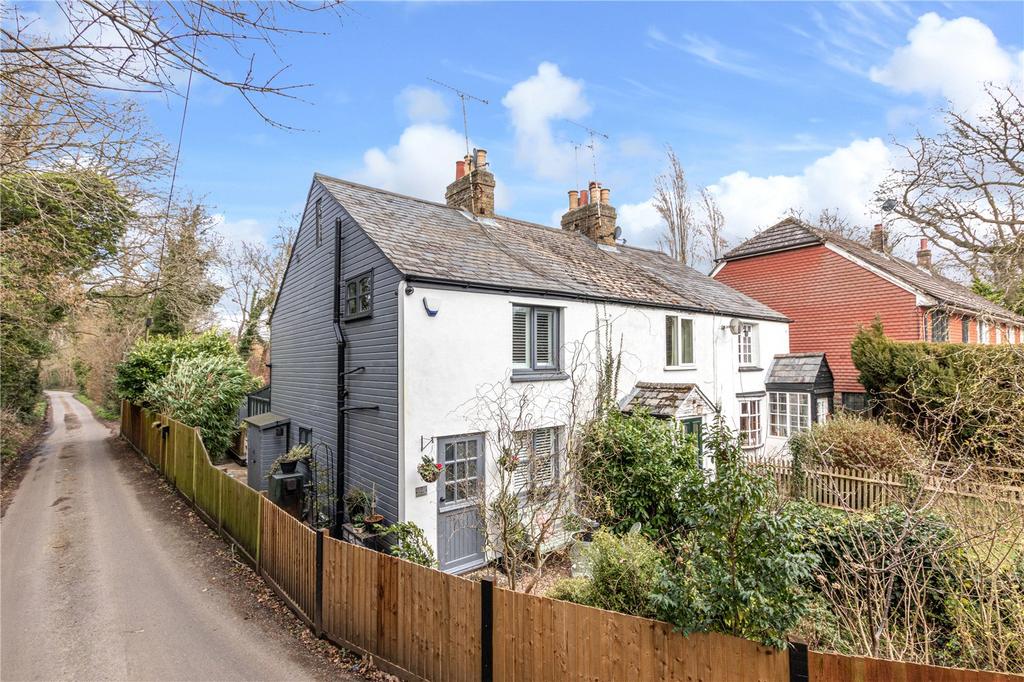 Three Gates Road, Fawkham, Longfield, Kent, DA3 2 bed end of terrace