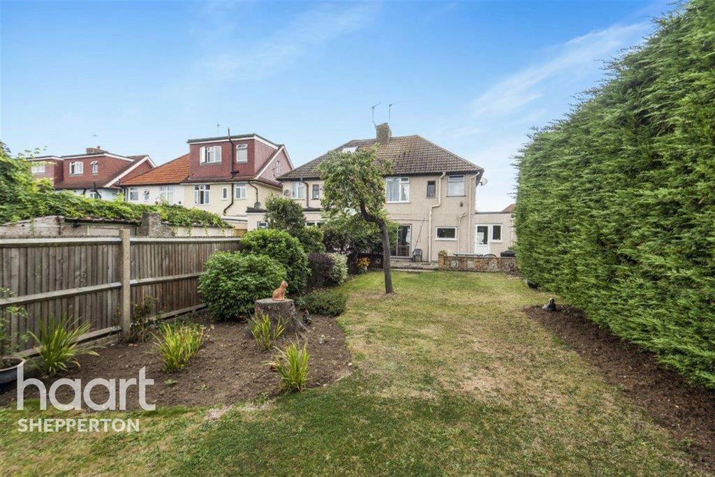 Feltham Road,Ashford TW15 4 bed detached house to rent £2,200 pcm (£