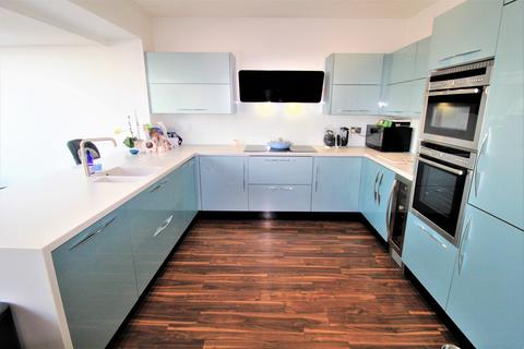 21 Court Avenue, Romford, RM3 0XS