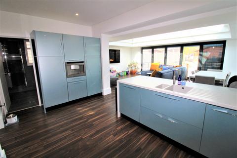 21 Court Avenue, Romford, RM3 0XS
