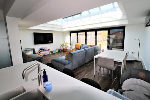 21 Court Avenue, Romford, RM3 0XS