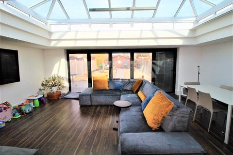 21 Court Avenue, Romford, RM3 0XS