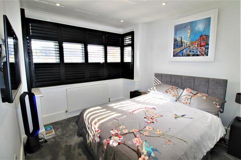 21 Court Avenue, Romford, RM3 0XS
