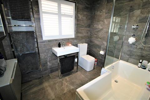 21 Court Avenue, Romford, RM3 0XS