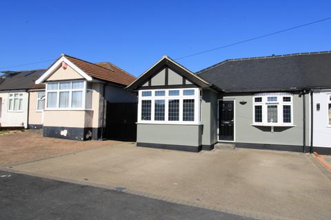 21 Court Avenue, Romford, RM3 0XS