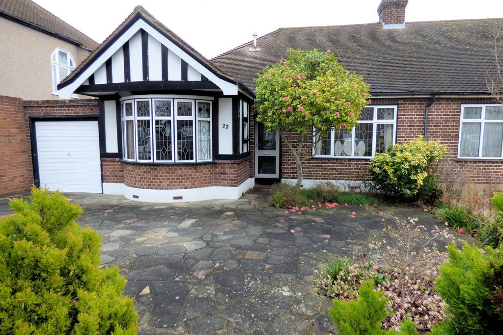 Ashleigh Gardens, Upminster RM14 2 bed semidetached bungalow for sale