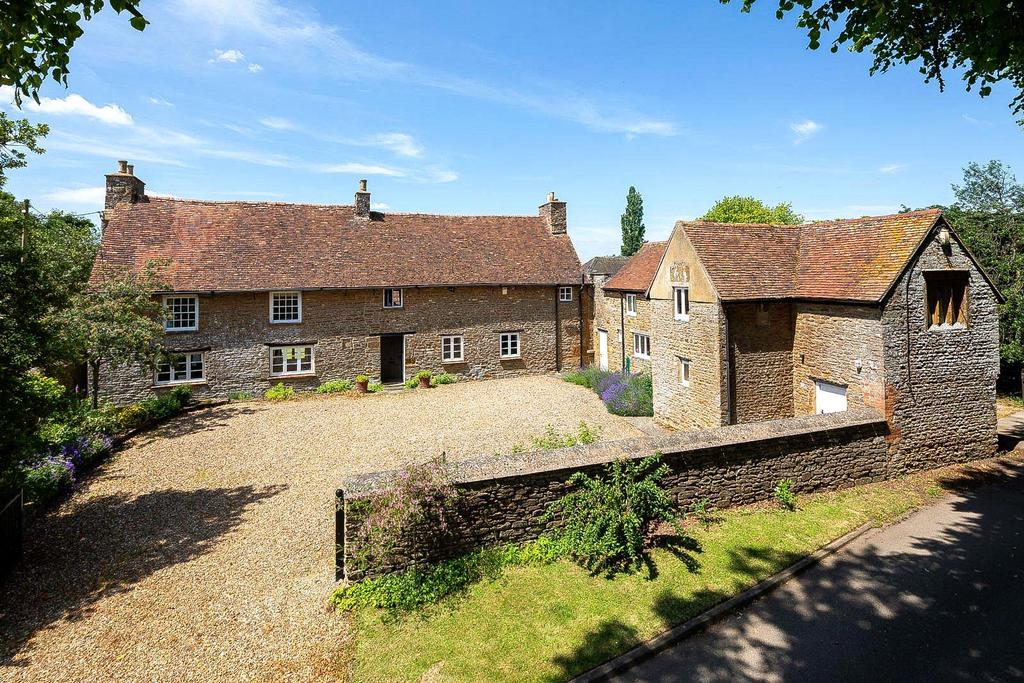 Manor Road, Staverton, Daventry, Northamptonshire, NN11 5 bed detached