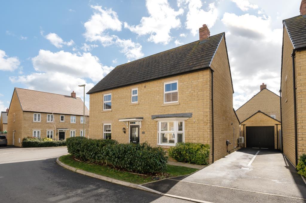 Carterton, Oxfordshire, OX18 4 bed detached house for sale £550,000