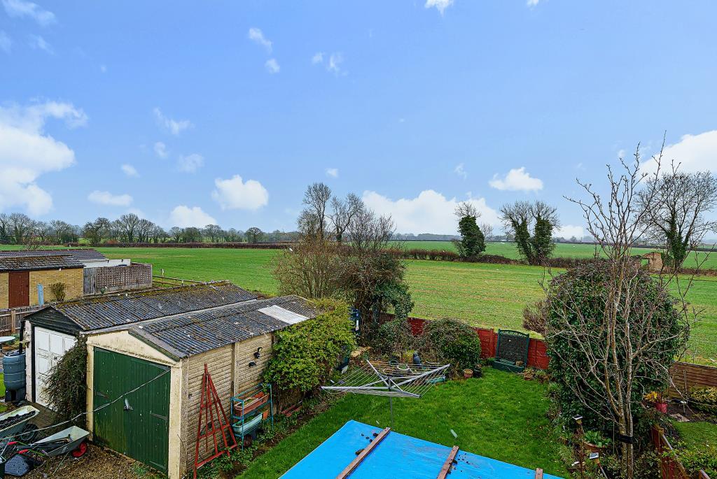 Oakley, Buckinghamshire, HP18 3 bed semidetached bungalow for sale £