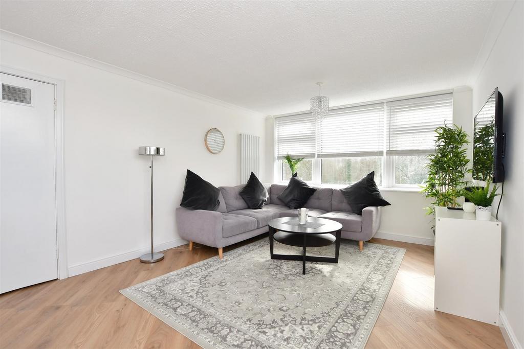 Juniper Square, Havant, Hampshire 2 bed flat for sale £220,000