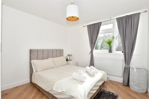 2b Juniper Square, Havant, PO9 1JA