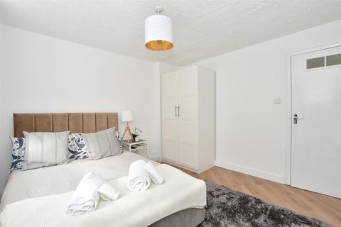 2b Juniper Square, Havant, PO9 1JA