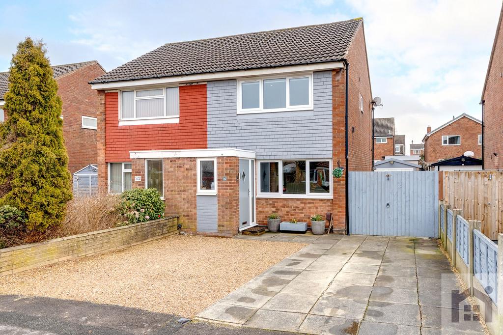 Countess Way, Euxton, PR7 6PT 2 bed semidetached house £175,000