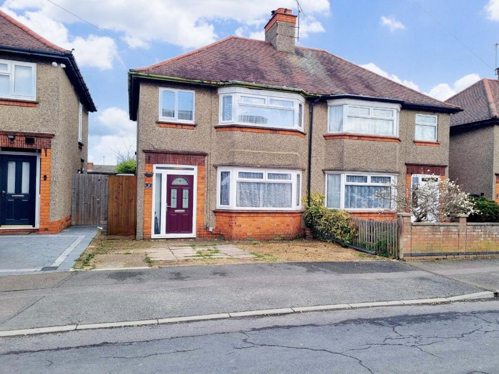 Bushland Road, The Headlands, Northampton NN3 2NS 3 bed semidetached