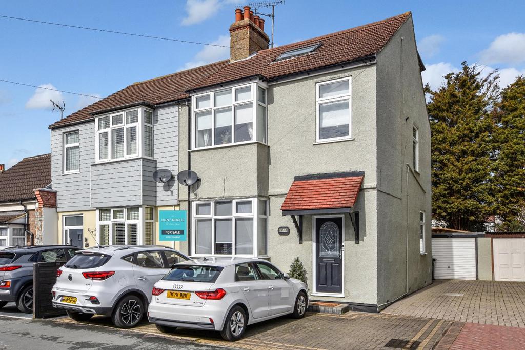 Central Avenue, SouthendonSea, Essex, SS2 4 bed semidetached house