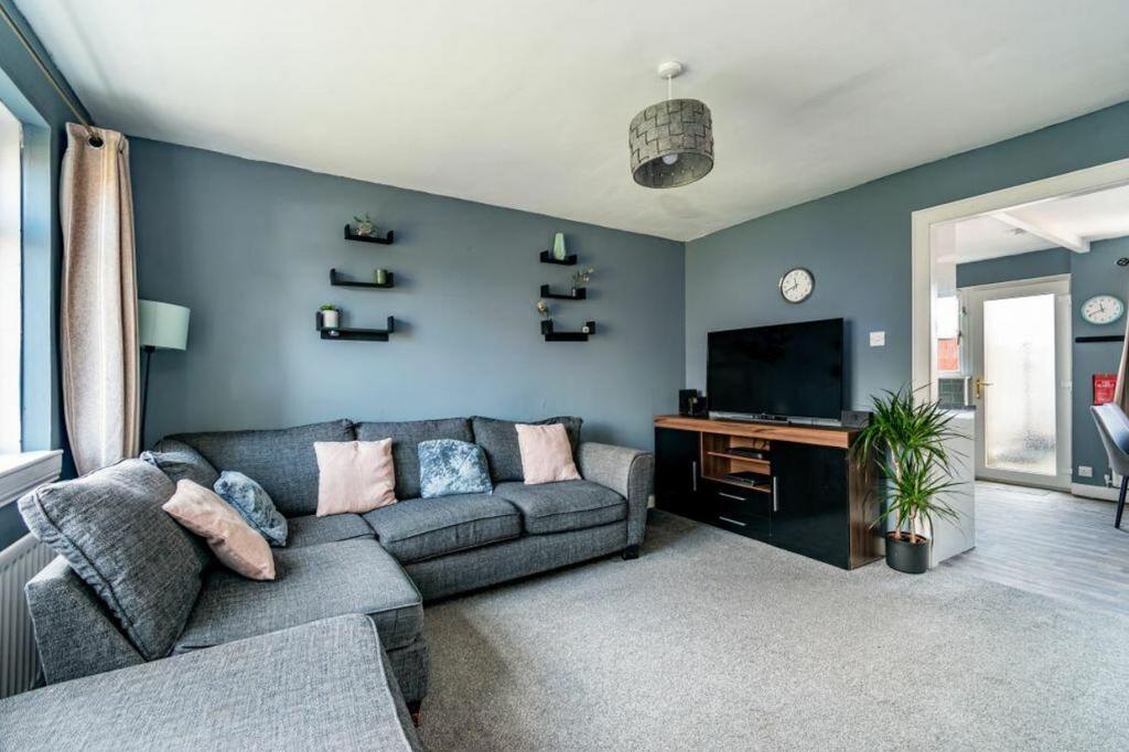 Hillside Gardens, Wallington, Surrey... 3 bed terraced house £2,000