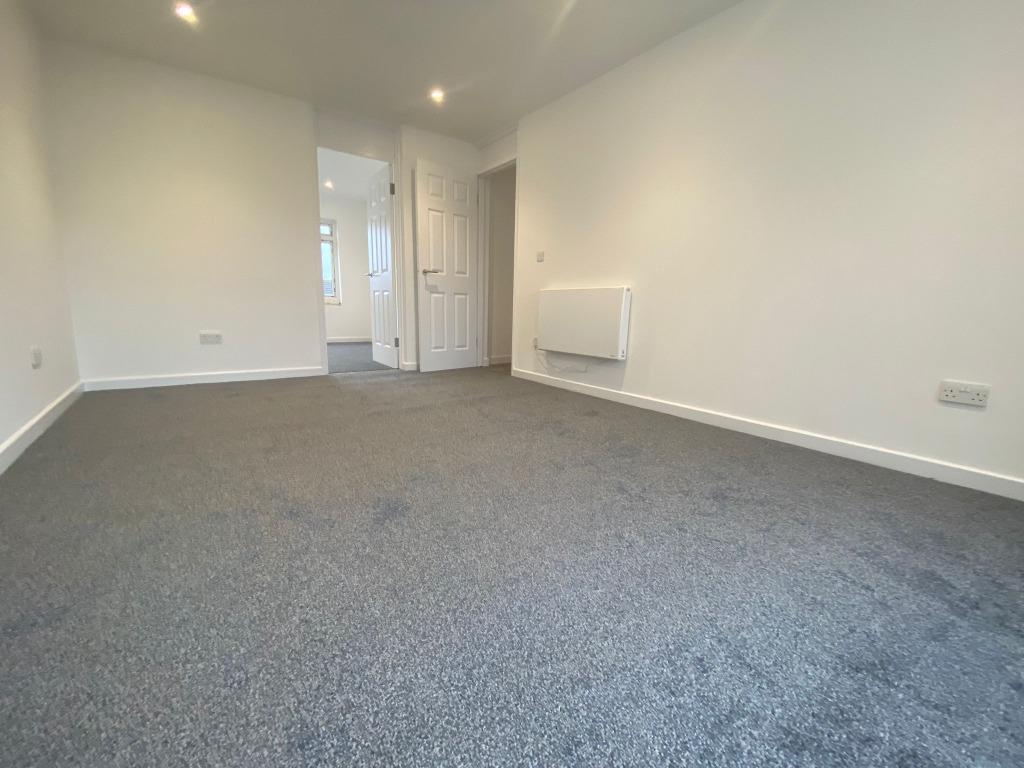 Mullardoch Street, Summerston... 2 bed flat - £725 pcm (£167 pw)