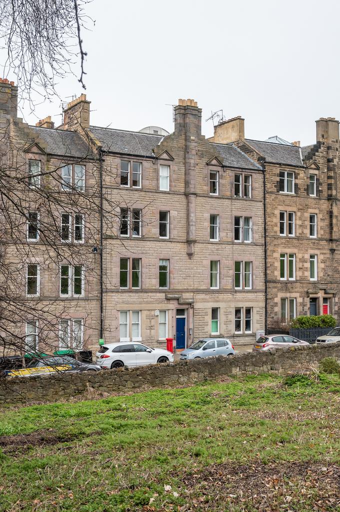 Royal Park Terrace, Edinburgh EH8 3 bed flat for sale £315,000