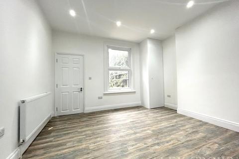 2 bedroom flat to rent, Balfour Road, Ilford