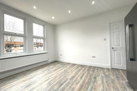 3 bedroom flat to rent, Balfour Road, Ilford