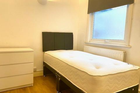 1 bedroom in a house share to rent, Whitehall Gardens, London, W3