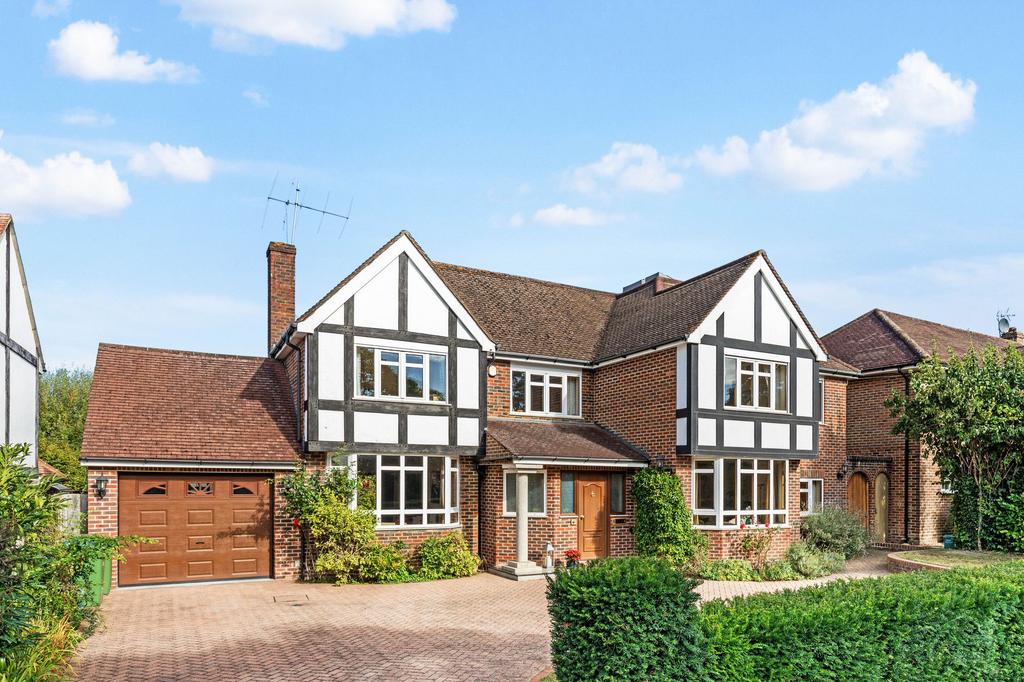 Charlwood Drive, Oxshott, KT22 5 bed detached house for sale - £1,400,000