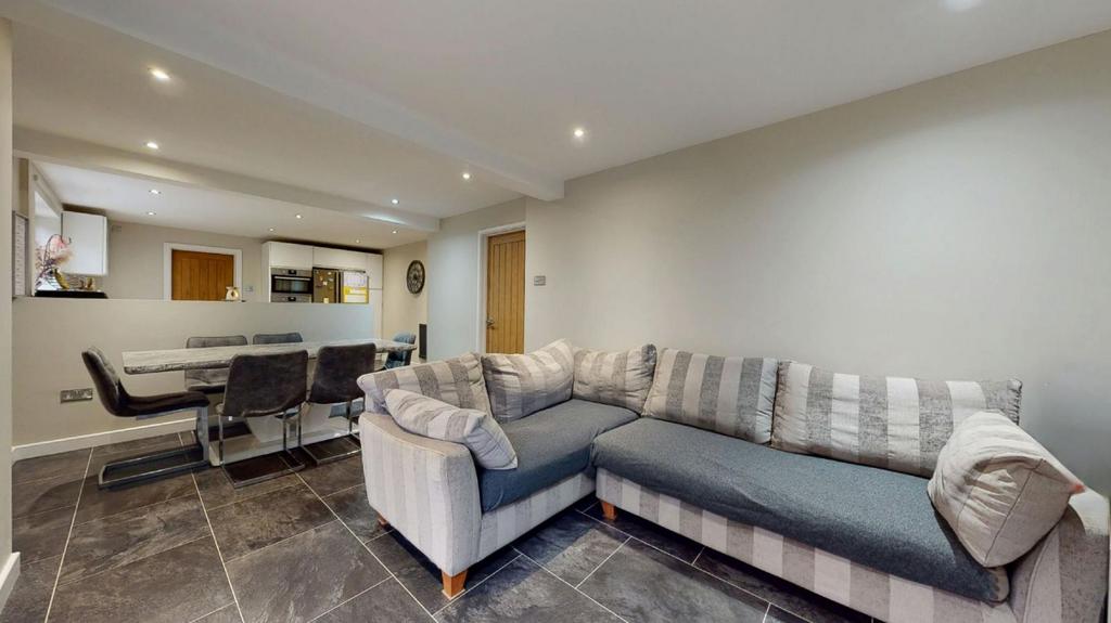 Kitchen/dining/family room