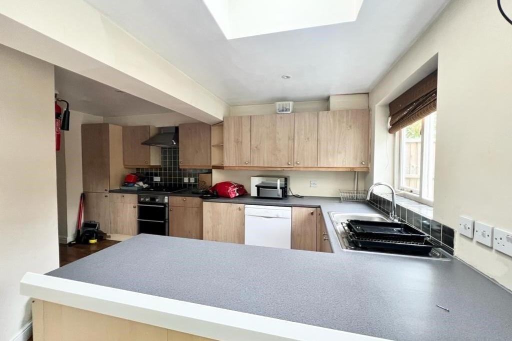 Nobles Way, Egham, Surrey, TW20 3 bed semidetached house for sale £