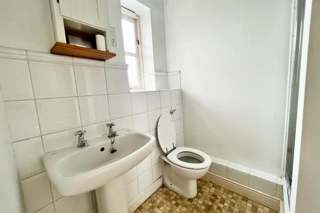 1b Nobles BATHROOM