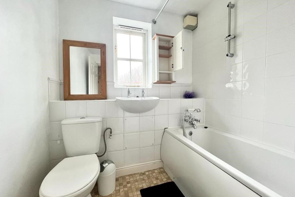 1b Nobles Way BATHROOM