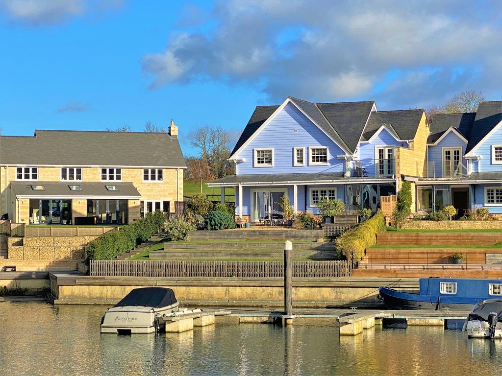 Waters Edge, Wansford, Stamford, PE8 4 bed link detached house £795,000