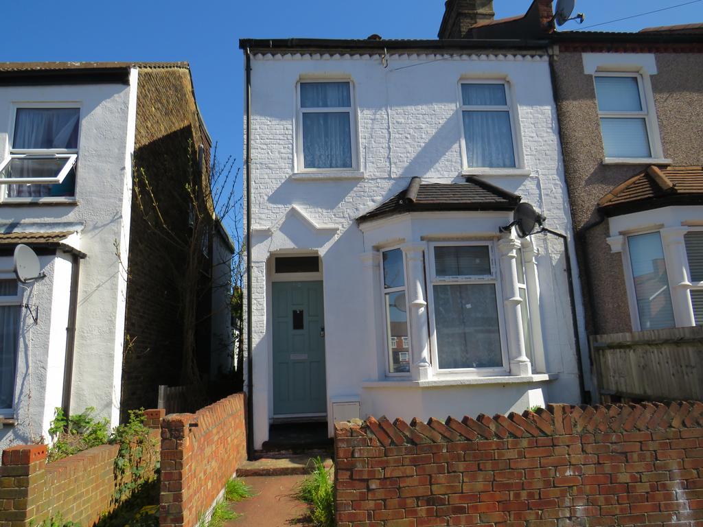 Upton Road, Thornton Heath, Surrey, CR7 3 bed semidetached house £