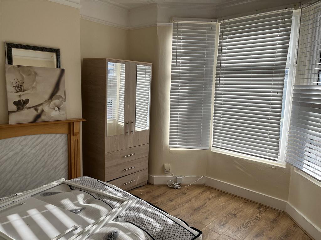Upton Road, Thornton Heath, Surrey, CR7 3 bed semidetached house £