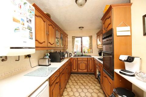 70 Shanklin Drive, Nuneaton, CV10 0BG