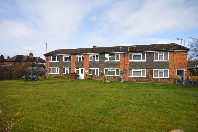 Glen Close, Beacon Hill, Hindhead 1 bed flat for sale £185,000