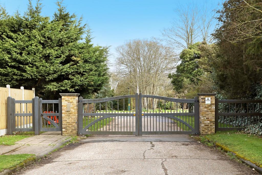Bakers Wood, Denham, Uxbridge, UB9 5 bed detached house £1,500,000