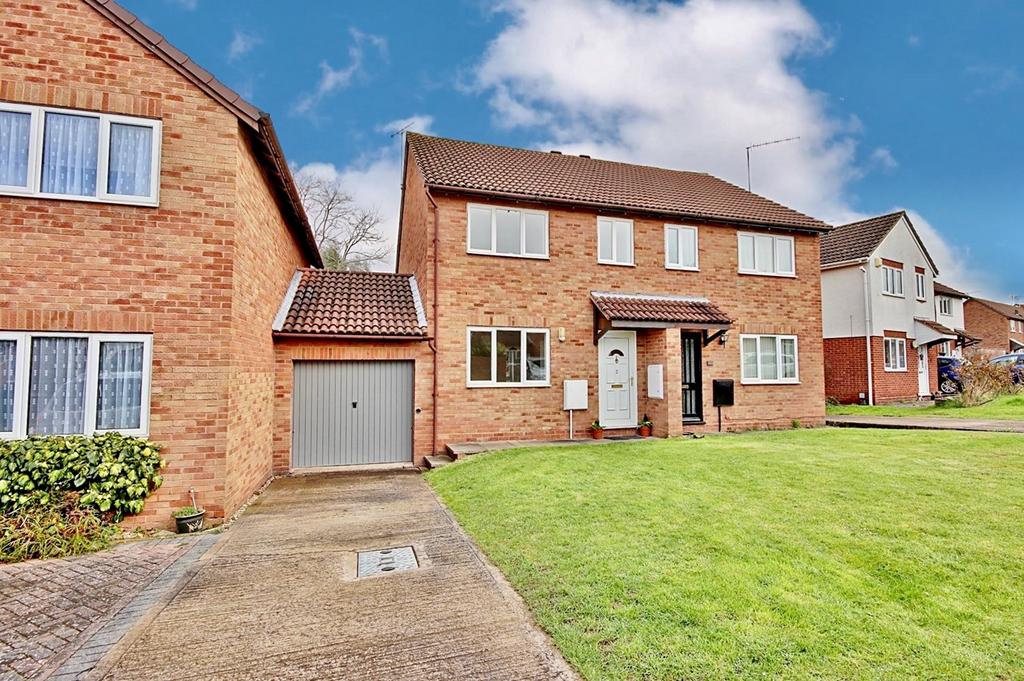 Coltishall Close, Copperfields, St.... 3 bed semidetached house £950