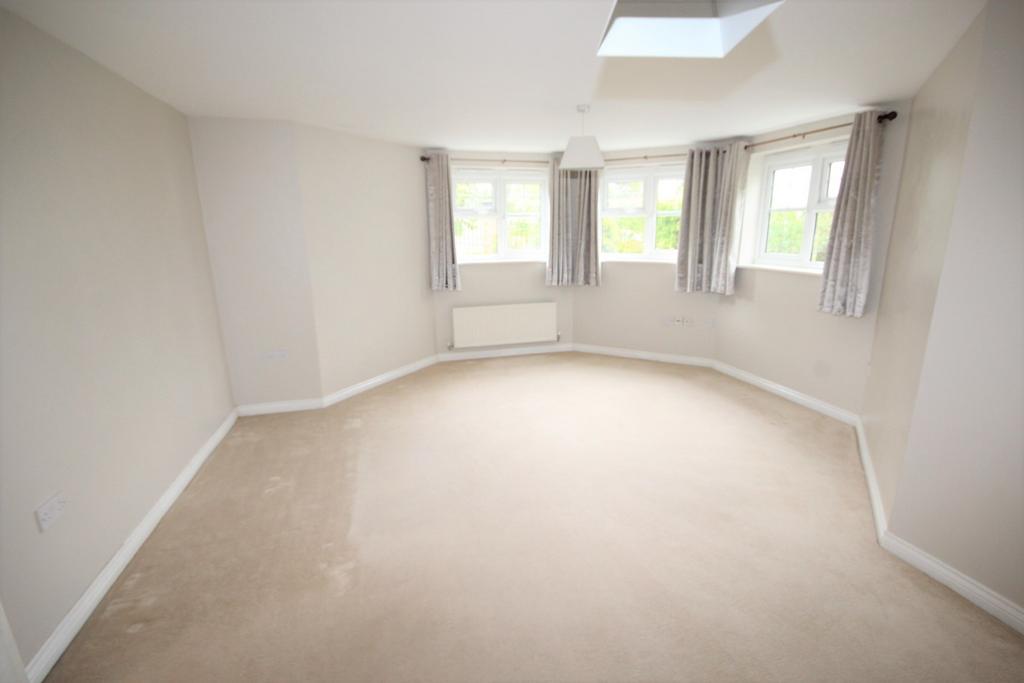 Hampton Court Way, Widnes, WA8 2 bed apartment £695 pcm (£160 pw)