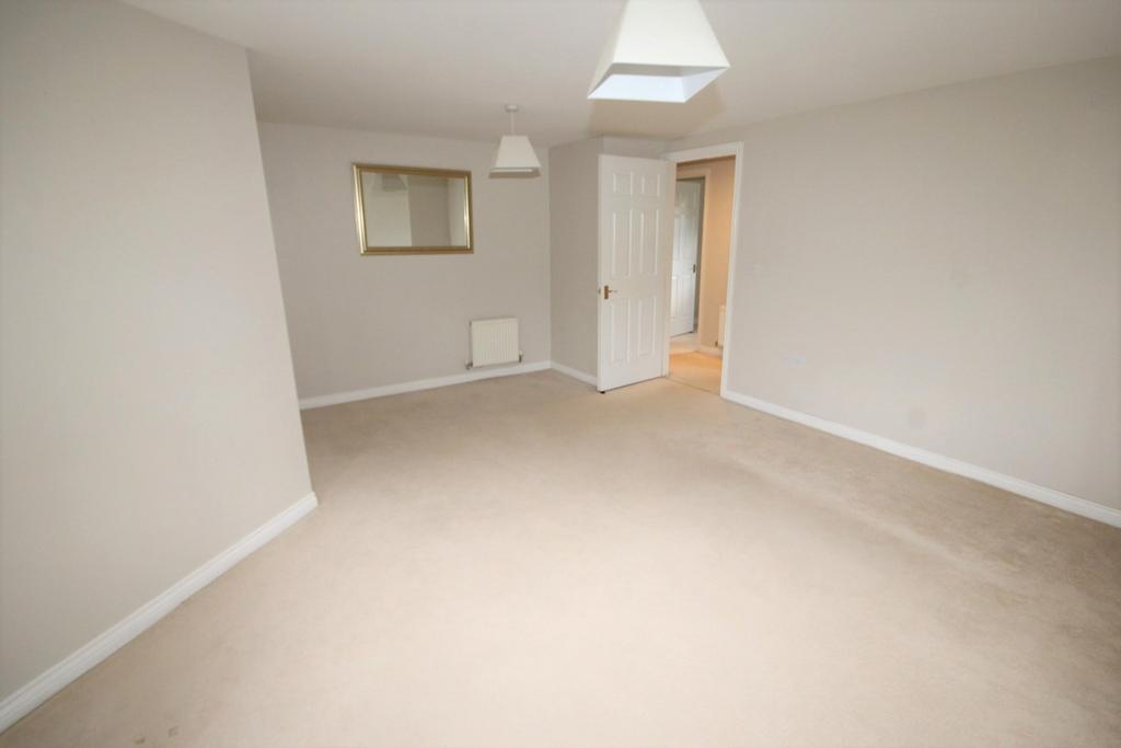 Hampton Court Way, Widnes, WA8 2 bed apartment £695 pcm (£160 pw)