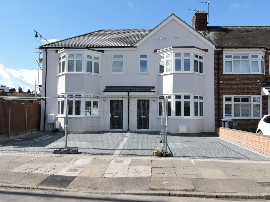 Durants Park Avenue, Enfield, Middlesex, EN3 3 bed terraced house for sale £500,000