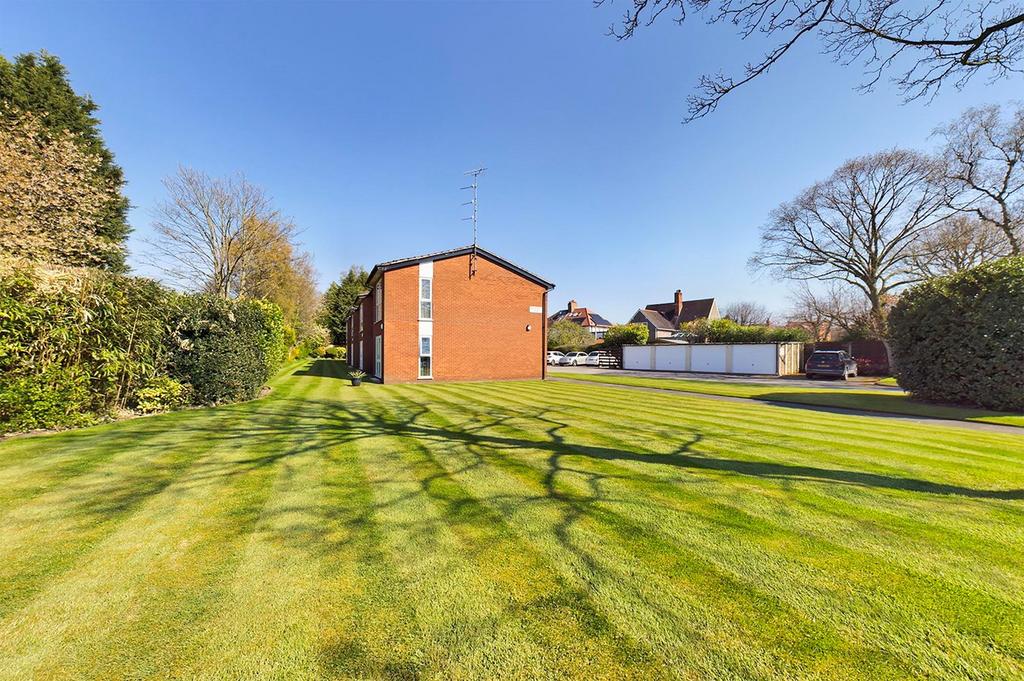 Cornhill Road, Urmston, Manchester, M41 2 bed apartment for sale £220,000