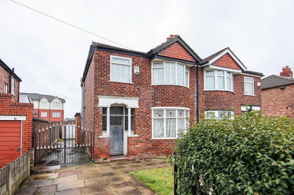 Bradwell Avenue, Stretford... 3 bed semidetached house £250,000